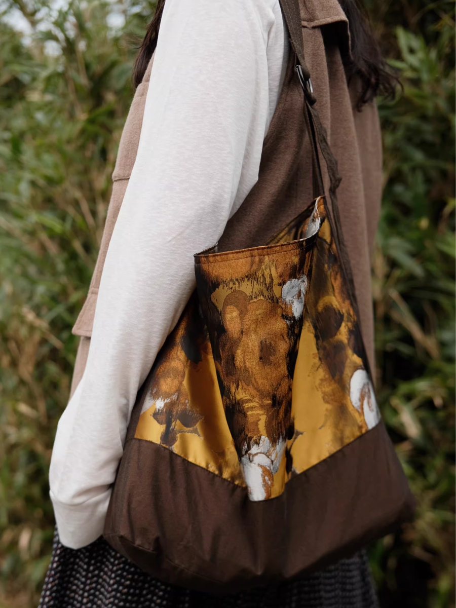 Brown Floral Painting Spliced Crossbody Bag Secondary image